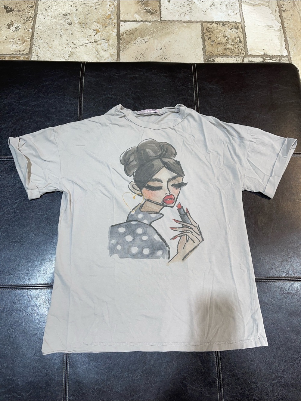Graphic Lipstick Girl Tee in Light Gray